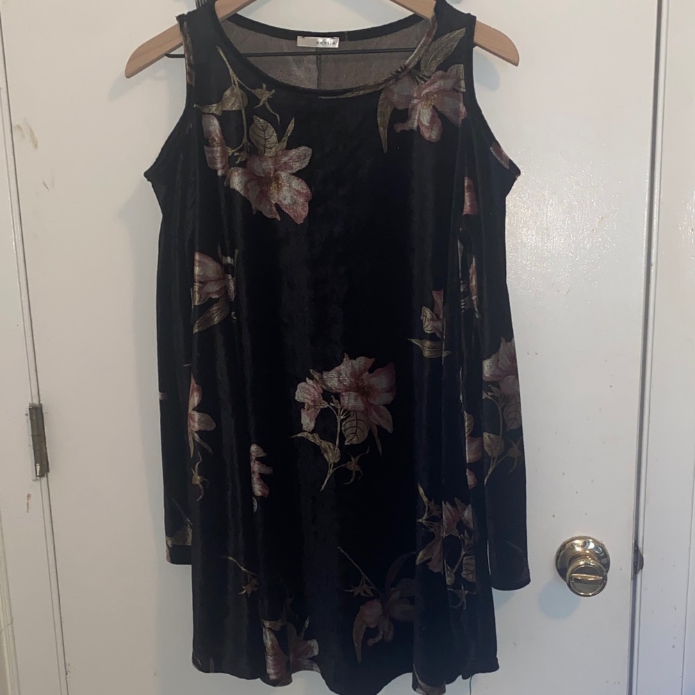 Emetla Black Floral Cold-Shoulder Velvet Dress